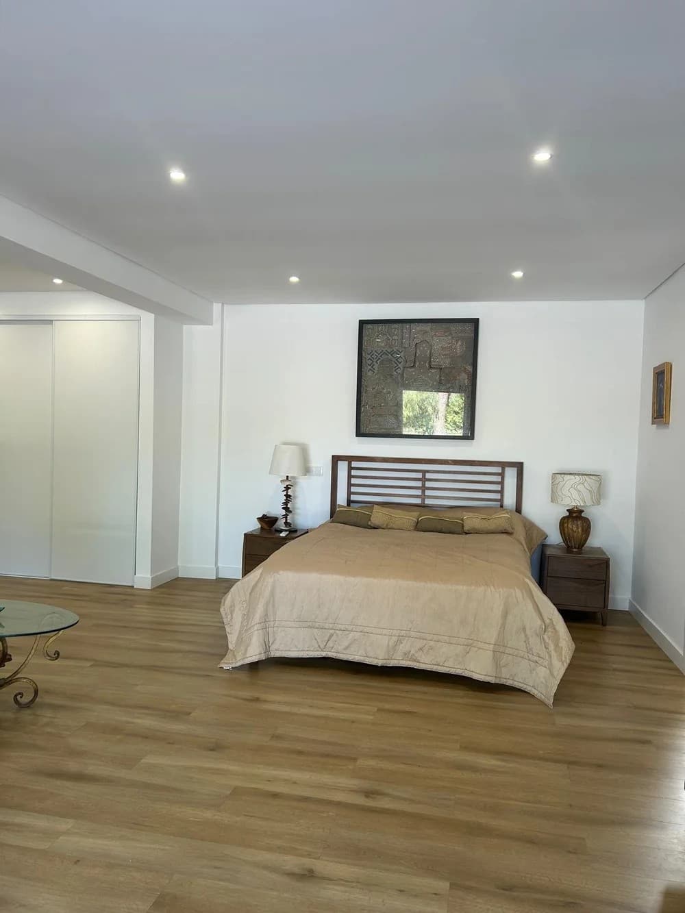 Double bed and living space in Casa Amarela