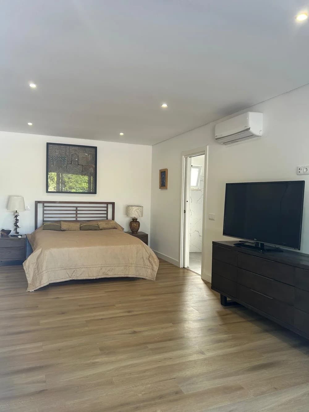 Bedroom and TV area in Casa Amarela
