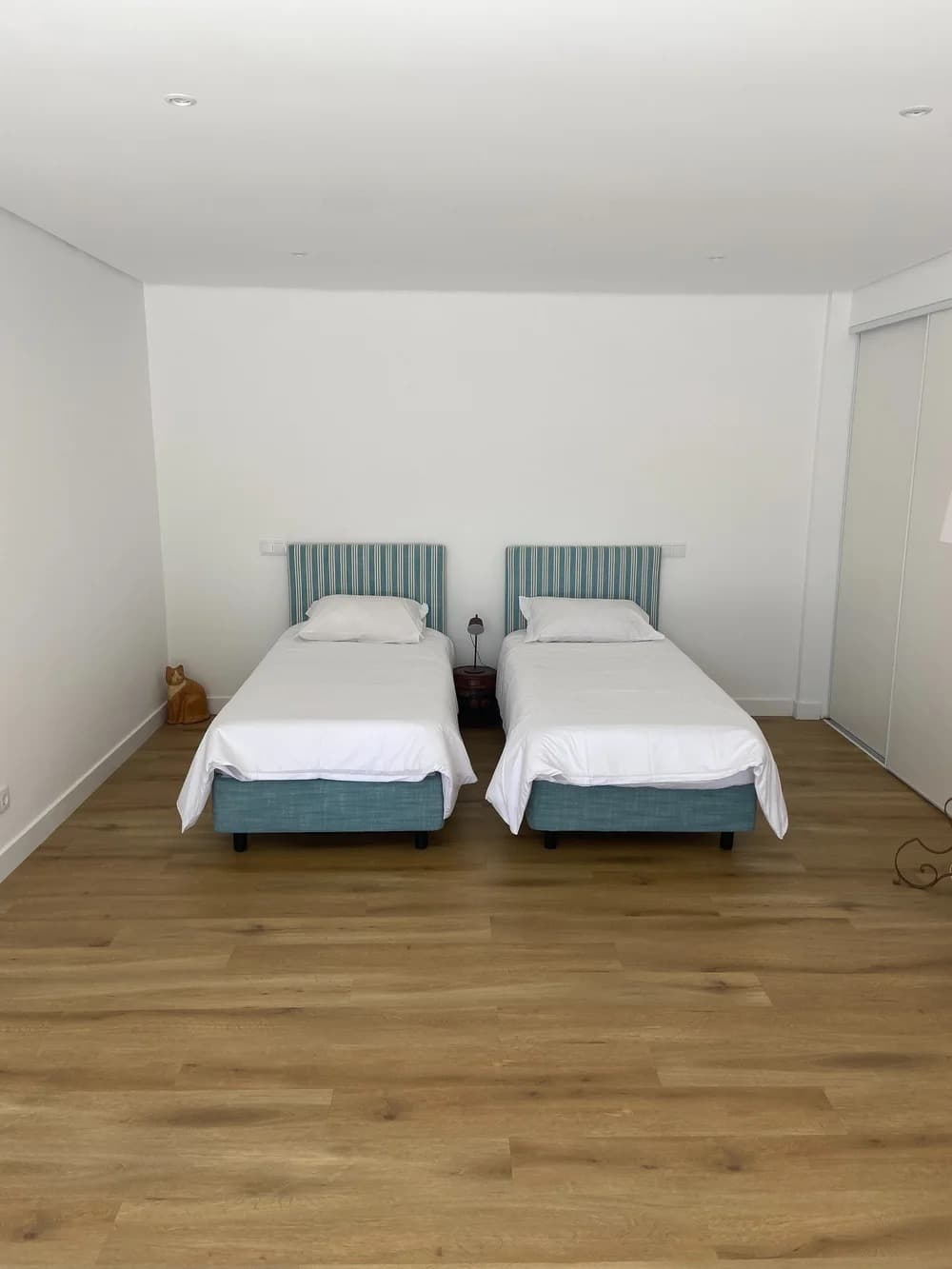 Twin beds in Casa Turquesa at Quinta Verde Algarve